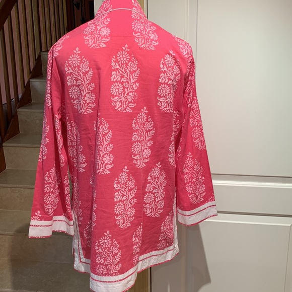 TUNICLOVE. Pink & white floral print Tunic. White trim. Long sleeves. V-… - Picture 4 of 11